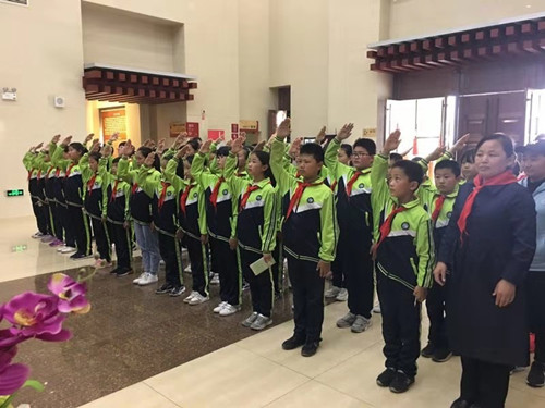 民主小学参观孔繁森纪念馆_副本.jpg